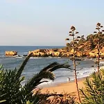 Sunny Close To The Αλμπουφέιρα